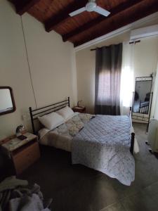 阿特米达Near AirportAnd metropolitan Penelopi Cozy Home的一间卧室设有一张大床和一个窗户。