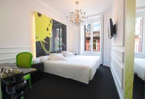 马德里波萨达德尔龙精品酒店的酒店客房,配有一张床和吊灯