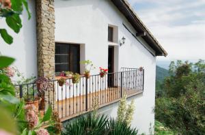 阿雷纳斯德圣佩德罗Casas Arbillas的白色的房子,设有鲜花阳台