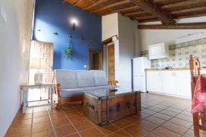 阿雷纳斯德圣佩德罗Casas Arbillas的客厅配有沙发和桌子
