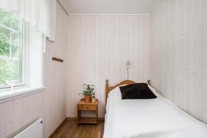 延雪平Solar Lake Cottage的白色的卧室设有床和窗户