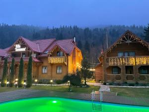 米库利钦Villa "Затишна"的小木屋前方设有游泳池