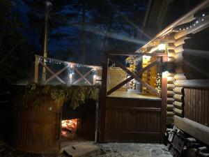 米库利钦Villa "Затишна"的小屋在晚上外面设有灯