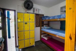 博西坎加Farah Suítes e Passeio de barco的一间黄色储物柜和一张双层床的客房