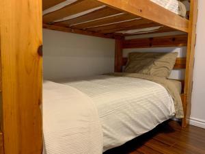 哈利法克斯Hiltz House Cellar Suite Near Halifax Ferry的配有白色床单的客房内的两张双层床