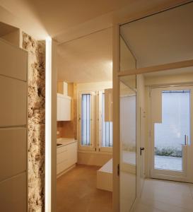 普里埃格·德·科尔多巴Casa Rural Torrejón XV的浴室设有玻璃门,通往厨房
