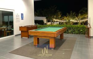 通苏帕Resort Playa Azul 3 Dormitorios的一张台球桌,坐在一个房间里