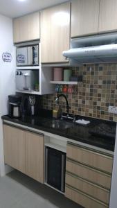 布希奥斯Buzios Beach Resort Apartamento Luxo Home Premium的厨房配有水槽和台面