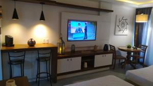 布希奥斯Buzios Beach Resort Apartamento Luxo Home Premium的客厅的墙上配有电视