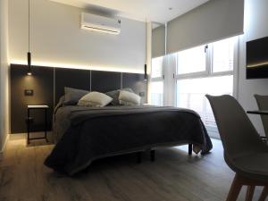 马德普拉塔Residencias Roque Suarez的一间卧室配有一张带黑色床头板的床