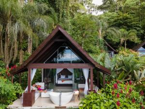 乌维塔Oxygen Jungle Villas & Spa的花园内小房子,设有浴缸