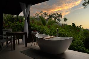 乌维塔Oxygen Jungle Villas & Spa的花园前的浴缸
