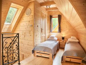 克罗奇琴科Pienińska Chata的小木屋卧室内的两张床