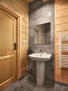 克罗奇琴科Pienińska Chata的浴室设有白色水槽和镜子