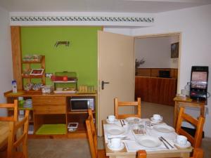 罗列特海岸切尔沃潘欣旅馆的一间设有桌子和绿色墙壁的用餐室