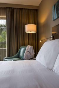 弗里敦妈咪约克丽笙酒店的酒店客房配有床、椅子和灯具