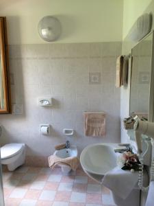 鲁塞尔酒店的一间浴室