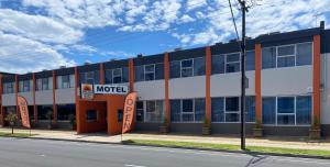 阿德莱德Adelaide Airport Motel的街道拐角处的汽车旅馆大楼