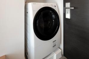 东京Tokyu Stay Shinjuku Eastside的隔壁房间设有洗衣机和烘干机