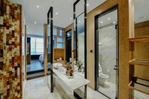 北京7Shang酒店的一间带水槽、卫生间和镜子的浴室