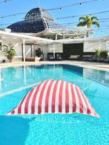 凯恩斯铂尔曼礁滩酒店赌场的一个有美国国旗的空游泳池,