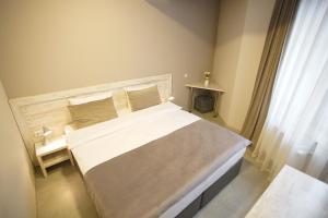 埃里温Koghbatsi Aparthotel的一间卧室设有一张大床和一个窗户。