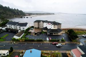 林肯市Siletz Bay Beachfront Hotel by OYO Lincoln City的水边停车场的空中景观