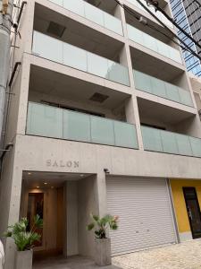 东京SALON渋谷4A的建筑的侧面有沙沃伦标志