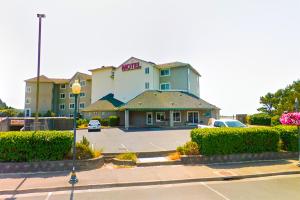 林肯市Siletz Bay Beachfront Hotel by OYO Lincoln City的前面有一个停车位的酒店