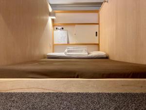 京都Santiago Guesthouse Kyoto的一间小卧室,内配一张大床