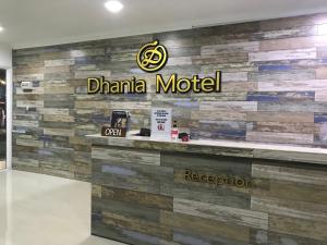 珍南海滩Dhania Cenang Beach Motel的墙上的瓷器汽车旅馆的标志