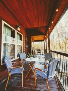 Fishers of Zen - Broken Bow Vacation Cabin的休息区