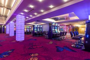 普罗夫迪夫普罗夫迪夫大酒店的赌场里带几个电子游戏机的房间