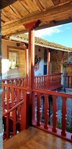 卢戈Casa do Pacio Sabadelle的一个带红色栏杆的房屋阳台