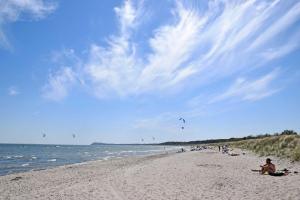 米德尔哈根Ferienwohnung Moewennest mit Terra的一群在海滩上飞风筝的人