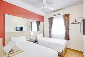 芭东海滩Red Planet Phuket Patong - SHA Extra Plus的一间酒店客房,设有两张床和电视