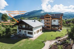 巴德哥依斯恩Ferienwohnungen Villa Salzweg的山房的空中景观