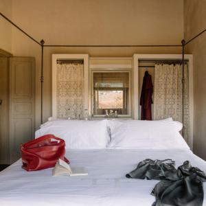卡迪里翁西塞尔Tenuta di Fessina的白色床顶上的红色袋子