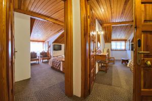 美特索文维多利亚酒店的一间客房内配有床和书桌的房间