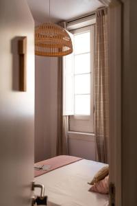 圣克鲁斯-德特内里费Mapango Small Rooms的一间卧室设有一张床和一个窗口