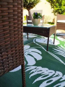 卡尔卡松RIBA D'AUDE的绿地庭院配有桌椅