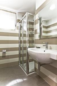 马内尔巴贝尔韦代雷酒店的一间带水槽和淋浴的浴室