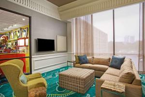 奥兰多布埃纳维斯塔湖迪士尼清泉温德姆度假酒店的带沙发和电视的客厅