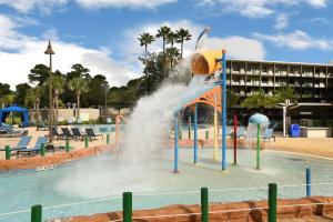 奥兰多布埃纳维斯塔湖迪士尼清泉温德姆度假酒店的游泳池中央的喷泉