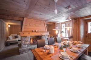 夏蒙尼-勃朗峰Paccard Locations Chamonix的一间带桌子和壁炉的用餐室
