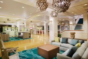 奥兰多布纳维斯塔湖迪士尼斯普林®度假区温德姆花园酒店的大堂配有沙发、桌子和楼梯