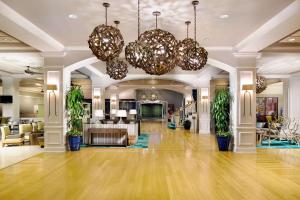 奥兰多布纳维斯塔湖迪士尼斯普林®度假区温德姆花园酒店的酒店大堂设有吊灯