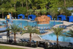 奥兰多布纳维斯塔湖迪士尼斯普林®度假区温德姆花园酒店的一个带水上公园的大型游泳池