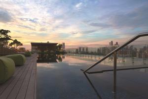 新加坡JEN Singapore Orchardgateway by Shangri-La的享有城市美景的屋顶游泳池