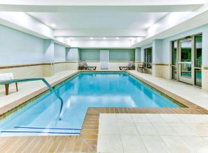 朗维尤Wingate by Wyndham Longview North的游泳池,位于酒店带游泳池的房间内